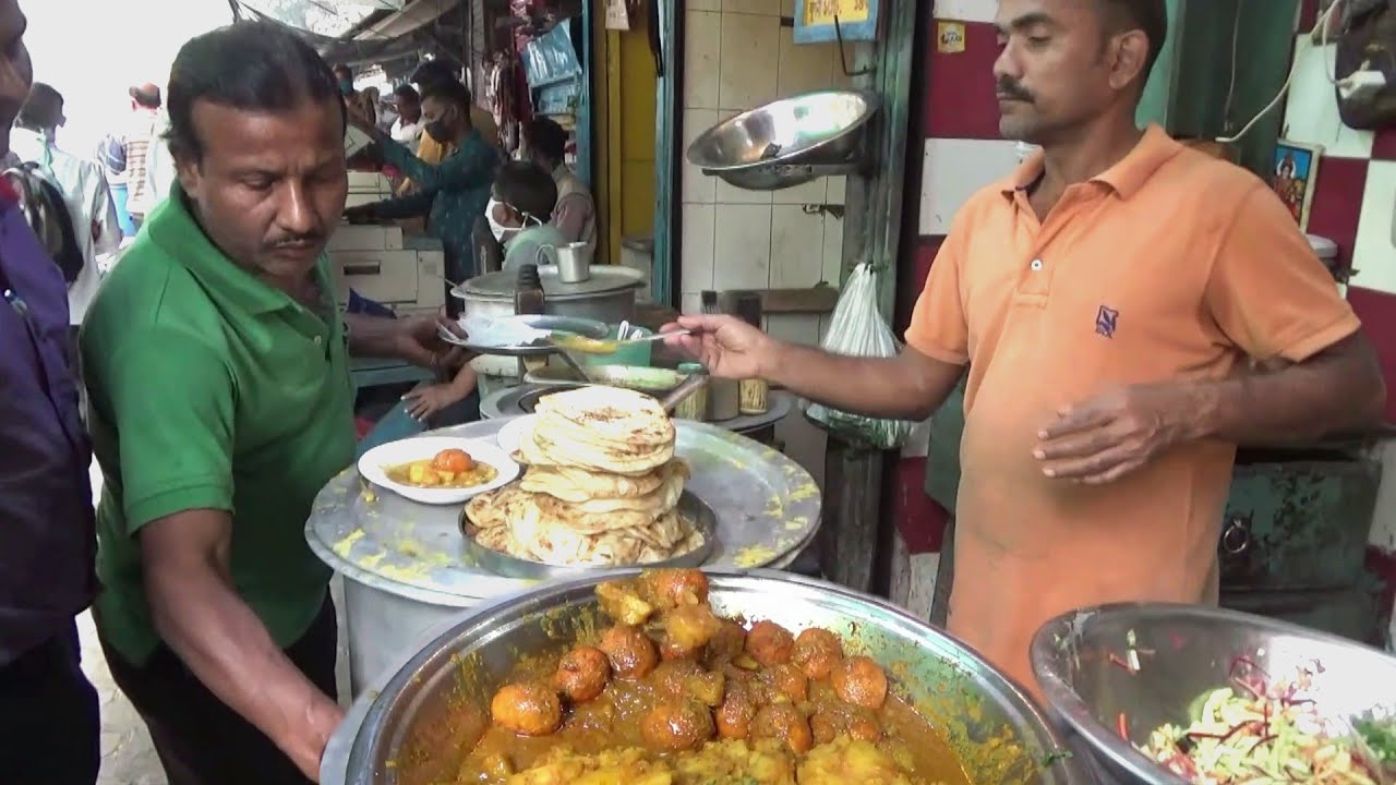 Angry Paratha Man in Kolkata Street   3 Porota with Ghugni or Alur Dum 20 Rs/