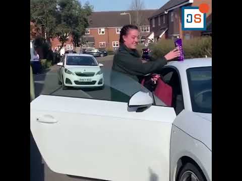 ბრიტანეთში ექიმი მეზობლებმა სამსახურში ტაშით გააცილეს