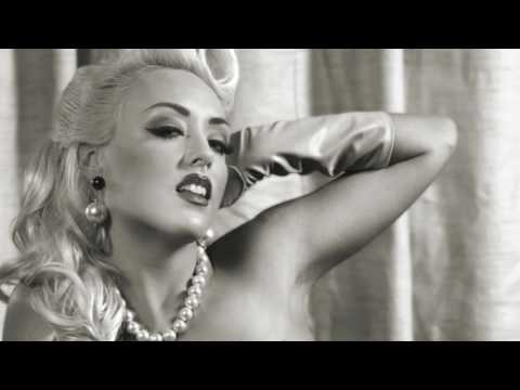 Retro glamour tongue model