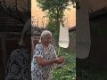 La abuela ya no le tiene miedo al agua fría, agua caliente por energía solar, muy práctico.