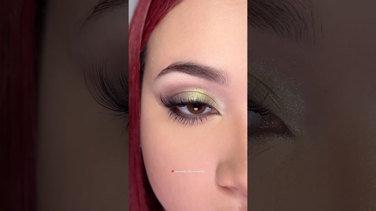 green glitter + red lips for xmas 💋🎄 