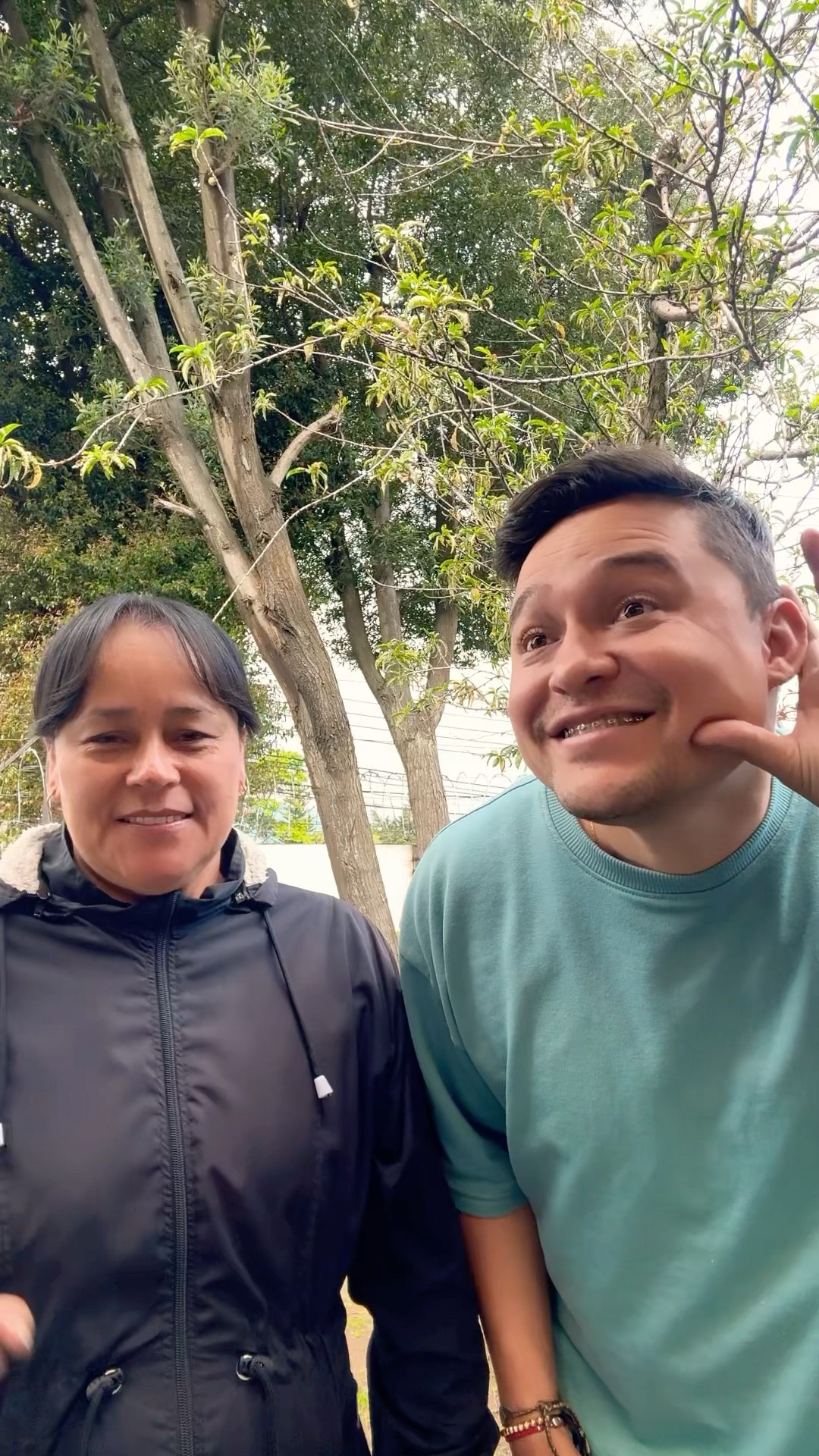 Hola hola cómo estás #humor #comedia #greenscreen #comedy #risa #cosasdefamilia #recommended