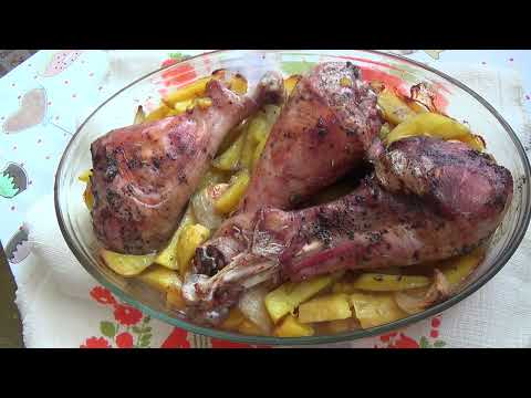 Голень индейки с картошкой в духовке.