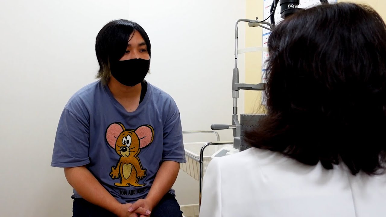 色覚異常について28年間避けてきた検査を受けて自分と向き合う独身男性の動画。