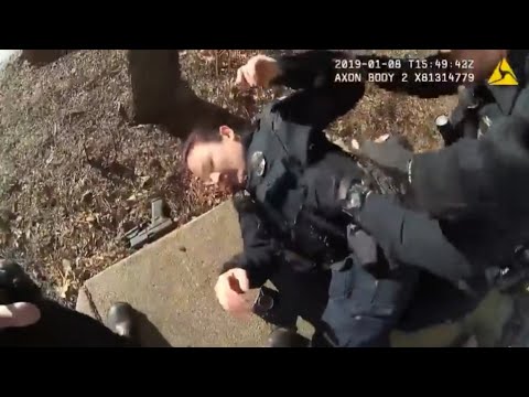 فيديو الشرطة الأمريكية إطلاق النار دون سابق إنذار بالخطأ و إصابة شرطية شاهد الأحداث بالصوت والصورة