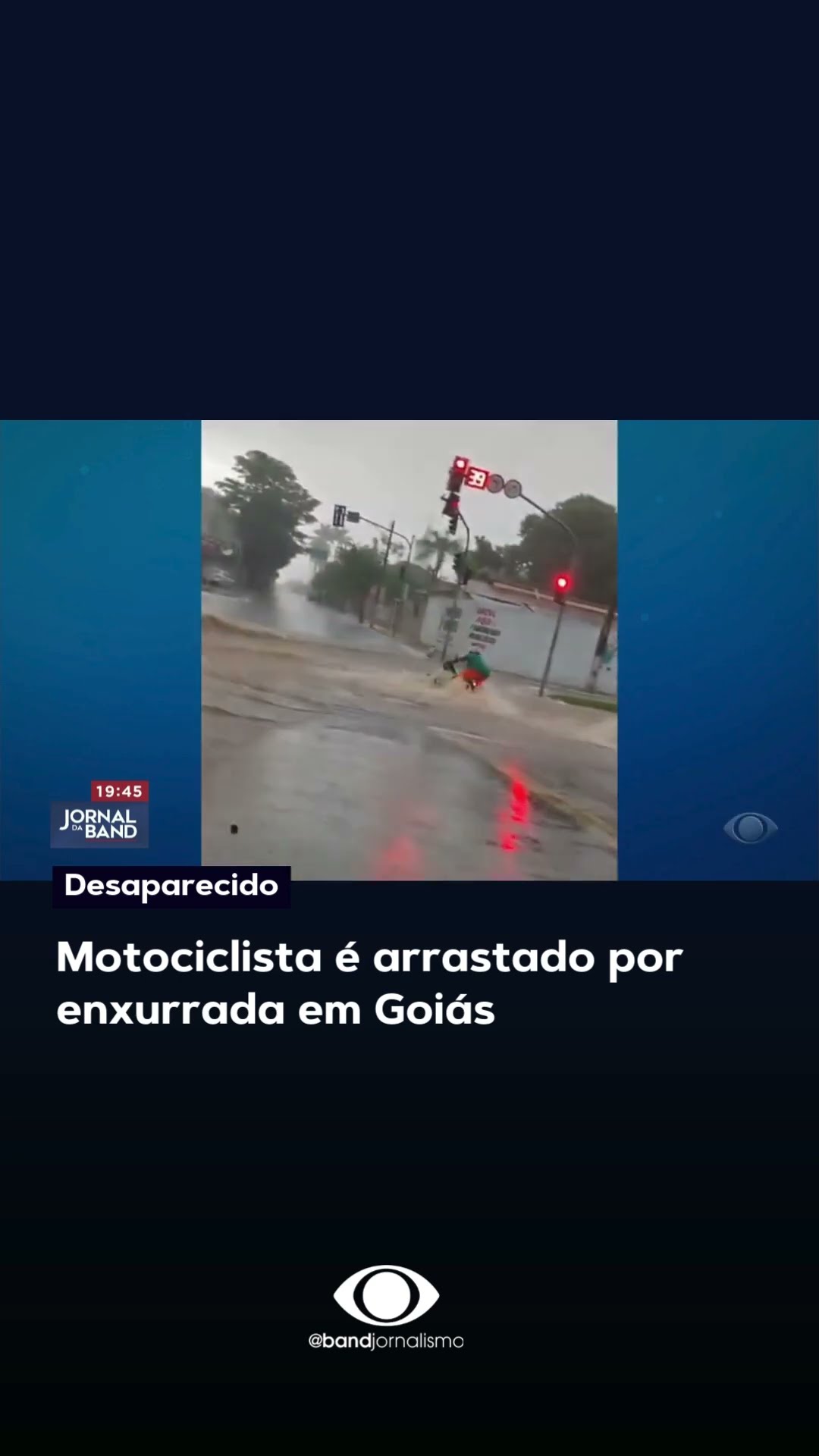 Motociclista é arrastado por enxurrada em Goiás #shorts
