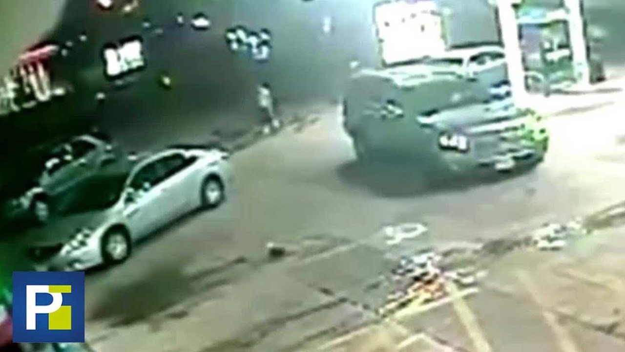 Con su camioneta en reversa, conductor atropella a un sujeto en una ...