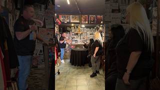 Y Así Comenzaba El Evento De Padma Patil En La Tienda Que No Debe Ser Nombrada