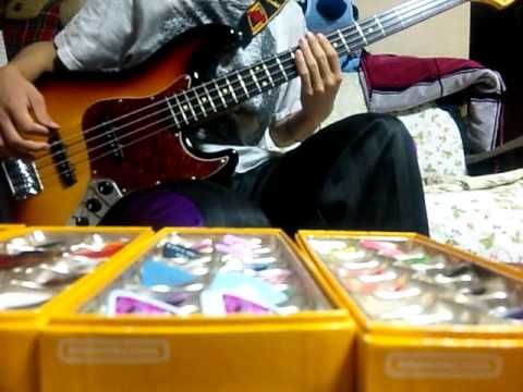 メルトのベースを弾いてみた　初音ミク