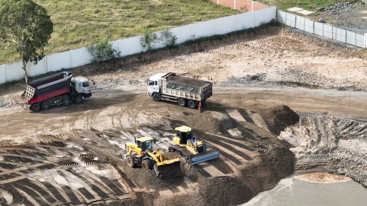 Fast processing ! SHANTUI Bulldozer Push the sand and Truck 25.5T Transportation