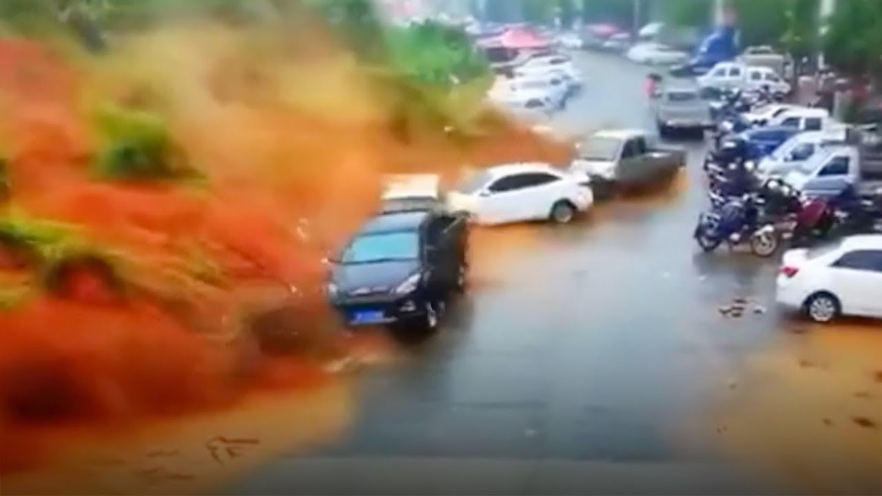 Massive Landslide Sweeps Away Parked Vehicles In China Youtube