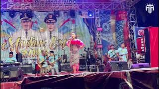 the reall backing vocal  icha khiswara / shandra monalisa / om savana sakjose live alun alun madiun