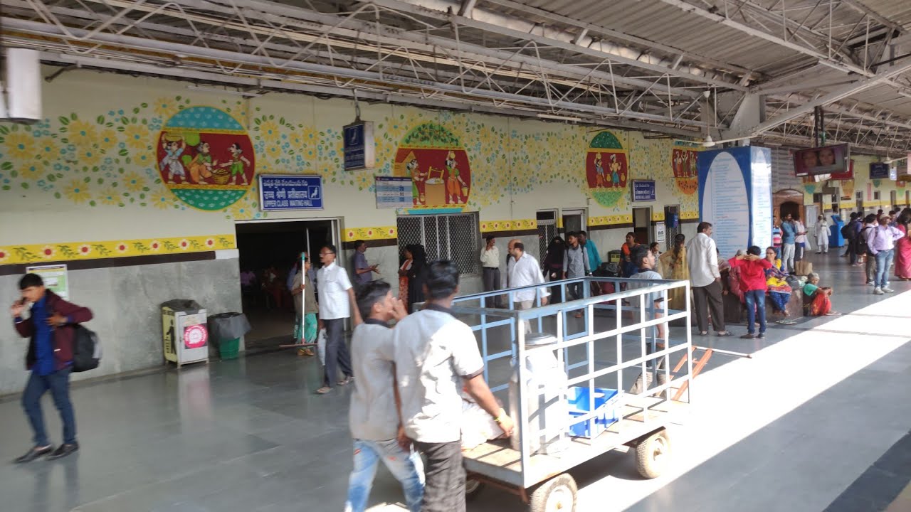 KAZIPET JUNCTION : Arrival, Announcement, Departure by Rajdhani Express Train