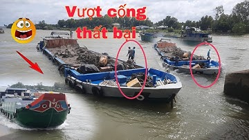 Cống 7 cửa.Nước chảy siết làm sà lan vượt cống thất bại.ghe gỗ vượt cống khó khăn