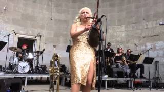 Miniatura de vídeo de "Bagpipe swing with Gunhild Carling in Central Park NY"