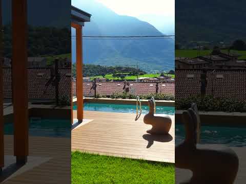Video Piscina fuori terra personalizzata rivestita in WPC color legno, posizionata nella veranda