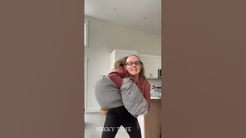 How To Fold A Fitted Sheet 😂😜#fittedsheet #cleaninghacks #foldinglaundry #cleaning