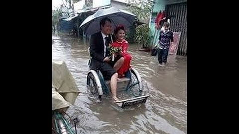 tin tức 24h - Chuyện lạ: Rước dâu bằng xích lô trong lũ ở Huế