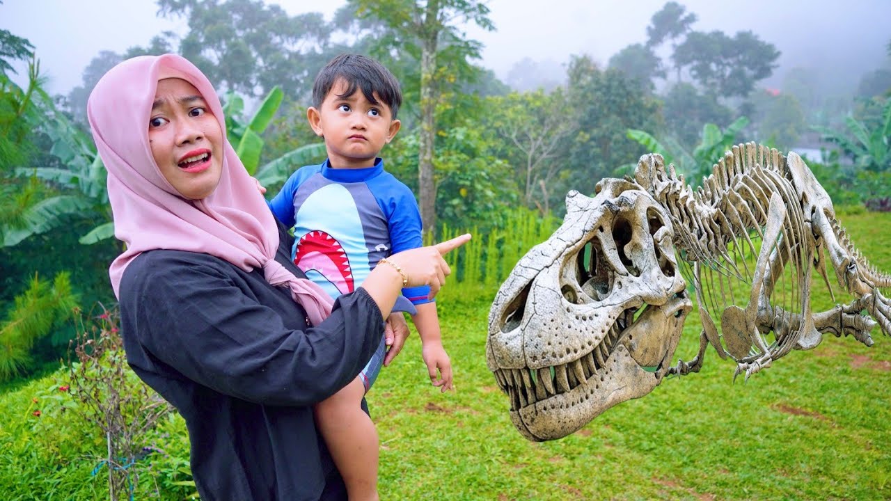AZAM LIHAT KERANGKA DINOSAURUS 😱 DAN BERENANG DI KOLAM BESAR