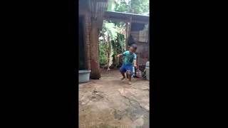 VIRAL!! ANAK KECIL MABOK TERJEBUR DI EMBER BERISI AIR || LANTARAN MUTERIN BADAN NYA SENDIRI
