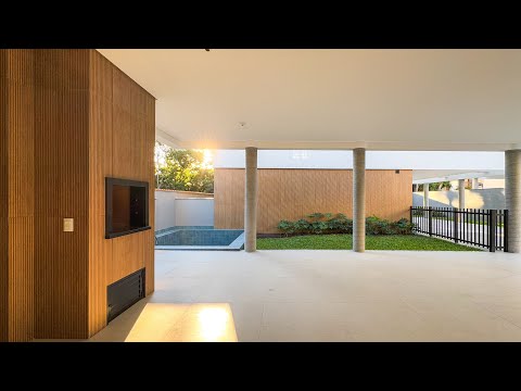Tour em vídeo: Casa nova em condomínio - 3 suítes - Pátio piscina - Cacupé - Florianópolis - SC