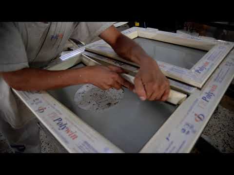 تصنيع شباك  مرحلة تركيب الزجاج