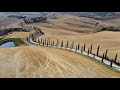 Cosa vedere in Toscana: il viale dell'Agriturismo Baccoleno nelle Crete Senesi