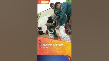 NGẬP ĐÚNG GIỜ ĐI HỌC, ĐI LÀM. NGƯỜI DÂN BÌ BÕM LỘI NƯỚC, DẮT XE CHẾT MÁY