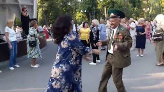 Целуй как я!!! 💃🌹 Танцы в парке Горького!!!💃🌹  Харьков