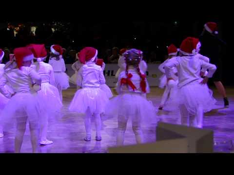 Die Kinder der Tanzschule Oliver & Tina tanzen zur...