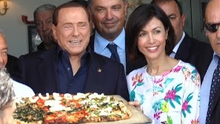 Http://www.pupia.tv - napoli a pranzo sul lungomare, da “fresco
trattoria” per il leader di forza italia, silvio berlusconi, in
città un comizio...