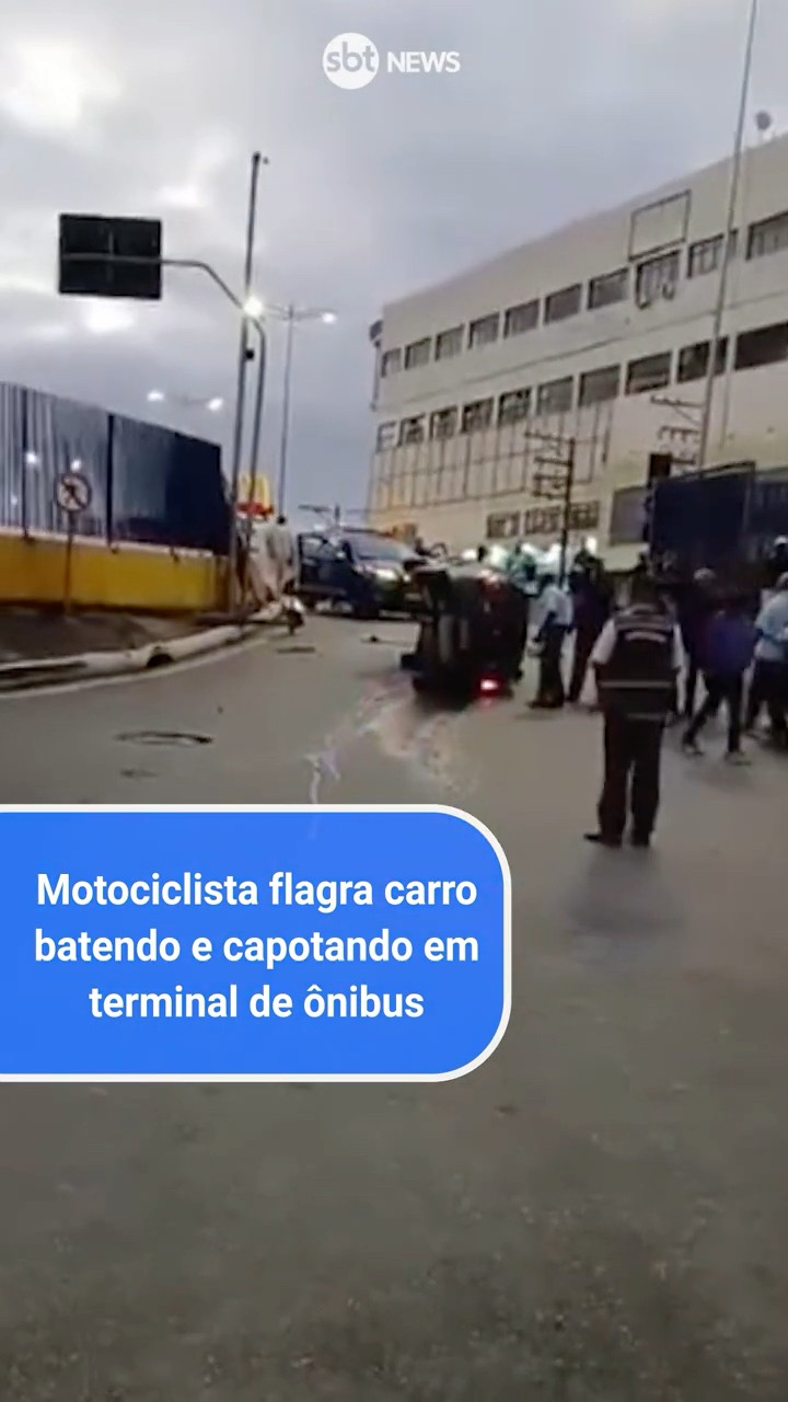 Motociclista flagra carro batendo e capotando em terminal de ônibus