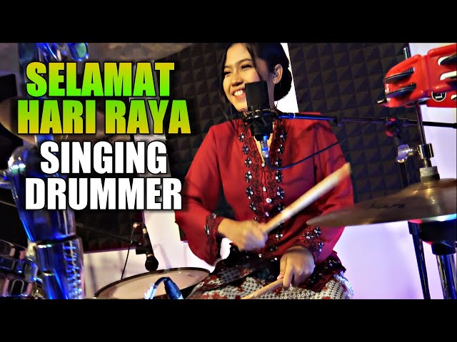 SELAMAT HARI RAYA MENYANYI SAMBIL MAIN DRUM - NUR AMIRA SYAHIRA SINGING DRUMMER class=