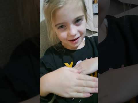 Eating pizza 🍕 singing love ❤️ Cute Girl