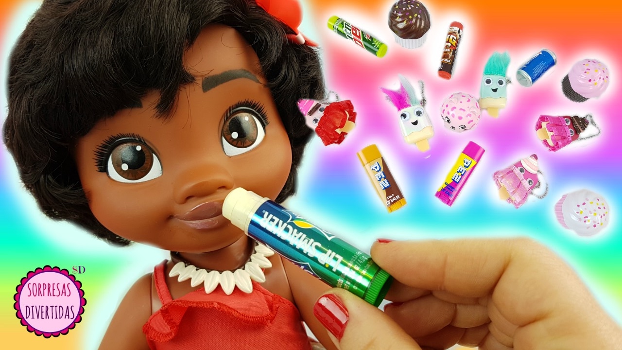 ⁣Bebé Moana se pinta los labios con brillos de sabores como juguetes