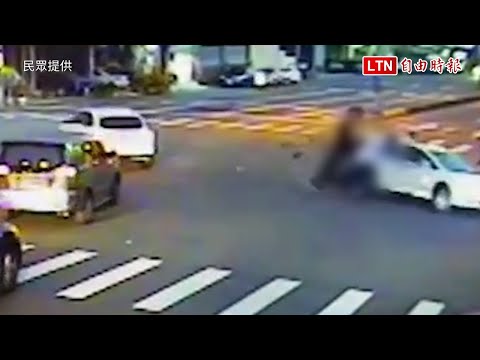 驚悚瞬間曝！無照騎車少年強碰左轉轎車 送醫不治(民眾提供)