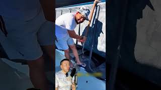 Truco práctico con tubo y palanca roja para vaciar piscinas sin bomba