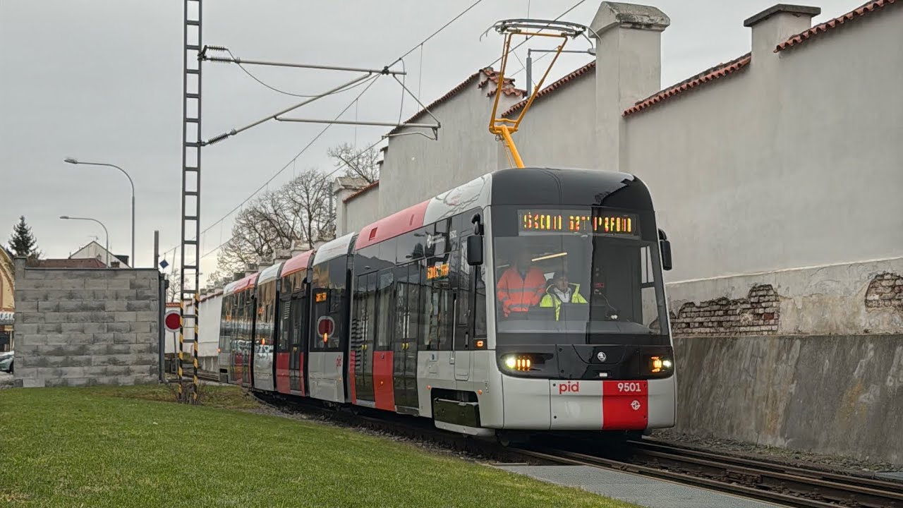 Nová tramvaj Škoda 52T pro Prahu