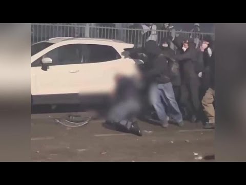 Video Poliziotto aggredito e picchiato a pugni e martellate: il video dagli scontri di Torino al corteo...