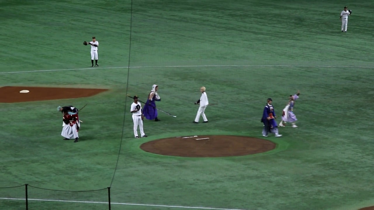 ミュージカル「刀剣乱舞」三日月宗近役・黒羽麻璃央さんによる始球式(2018/9/11 読売vsヤクルト)