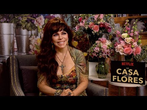 La Casa de las Flores - Verónica Castro a solas - YouTube