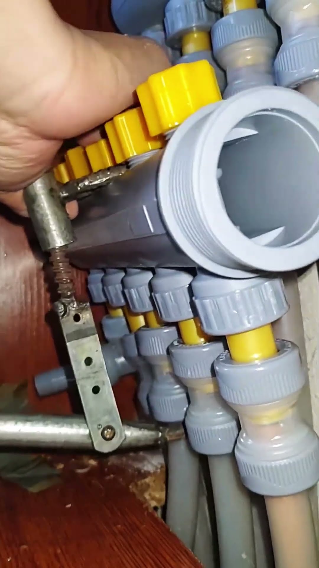 Water heating distribution pipe fixing process- Good tools and machinery make work easy