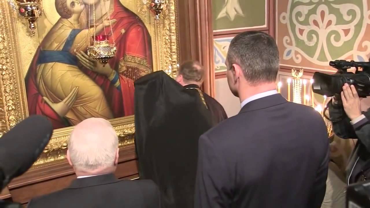 Кличко танцует головой об икону ( голова туда сюда )