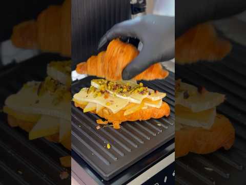 КРУАСАН-ТОСТ С ГРУШЕЙ, СЫРОМ БРИ И ФИСТАШКОЙ🤤 Это невероятно вкусно! Обязательно готовьте 💚