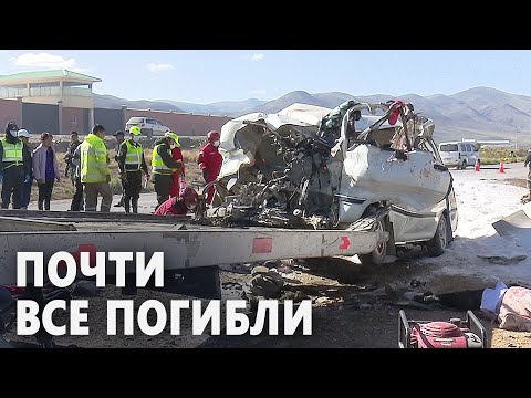 Автобус лоб в лоб столкнулся с грузовиком в Боливии