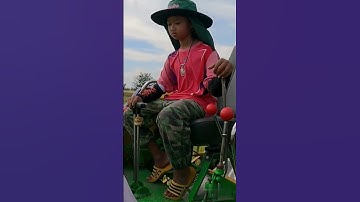 tài xế nhí lái máy cắt lúa