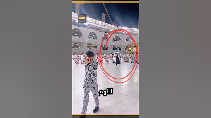 لحظة مؤثرة لتجاوز امرأة حائط ٱمن الكعبة وتقبيل الحجر الأسود 😍