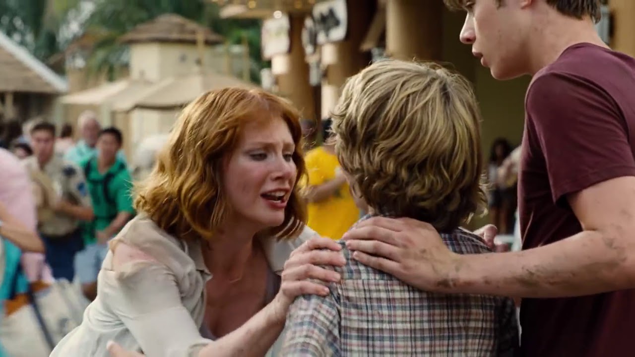 Jurassic World - Claire and Owen Kiss Scene - YouTube