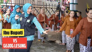 Ibu Bupati Gunungkidul Berjoget Bersama Penari Gejok Lesung