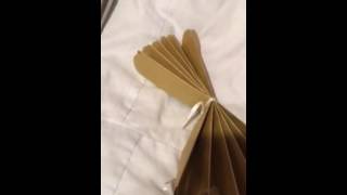 Review for 10 pic gold metallic tissue paper Pom Pom flowers